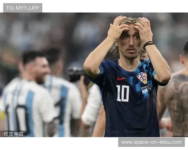 终场哨响瞬间：克罗地亚老将莫德里奇跪地掩面，告别德甲赛场