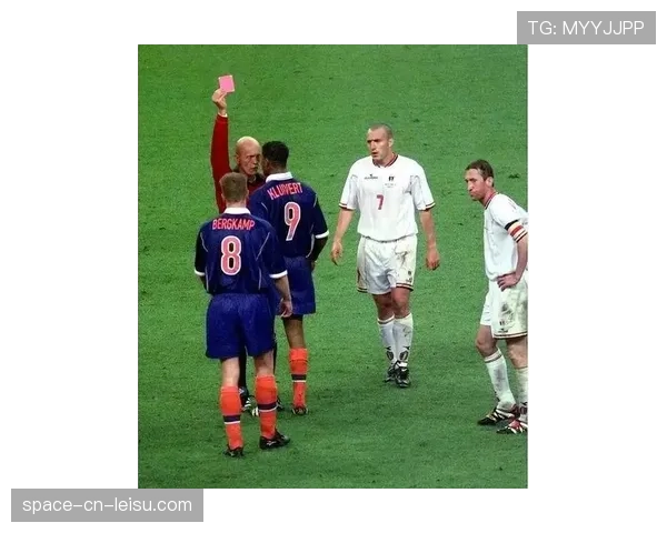 欧足联宣布下赛季起欧冠将试行“裁判场内解释VAR决定”新规